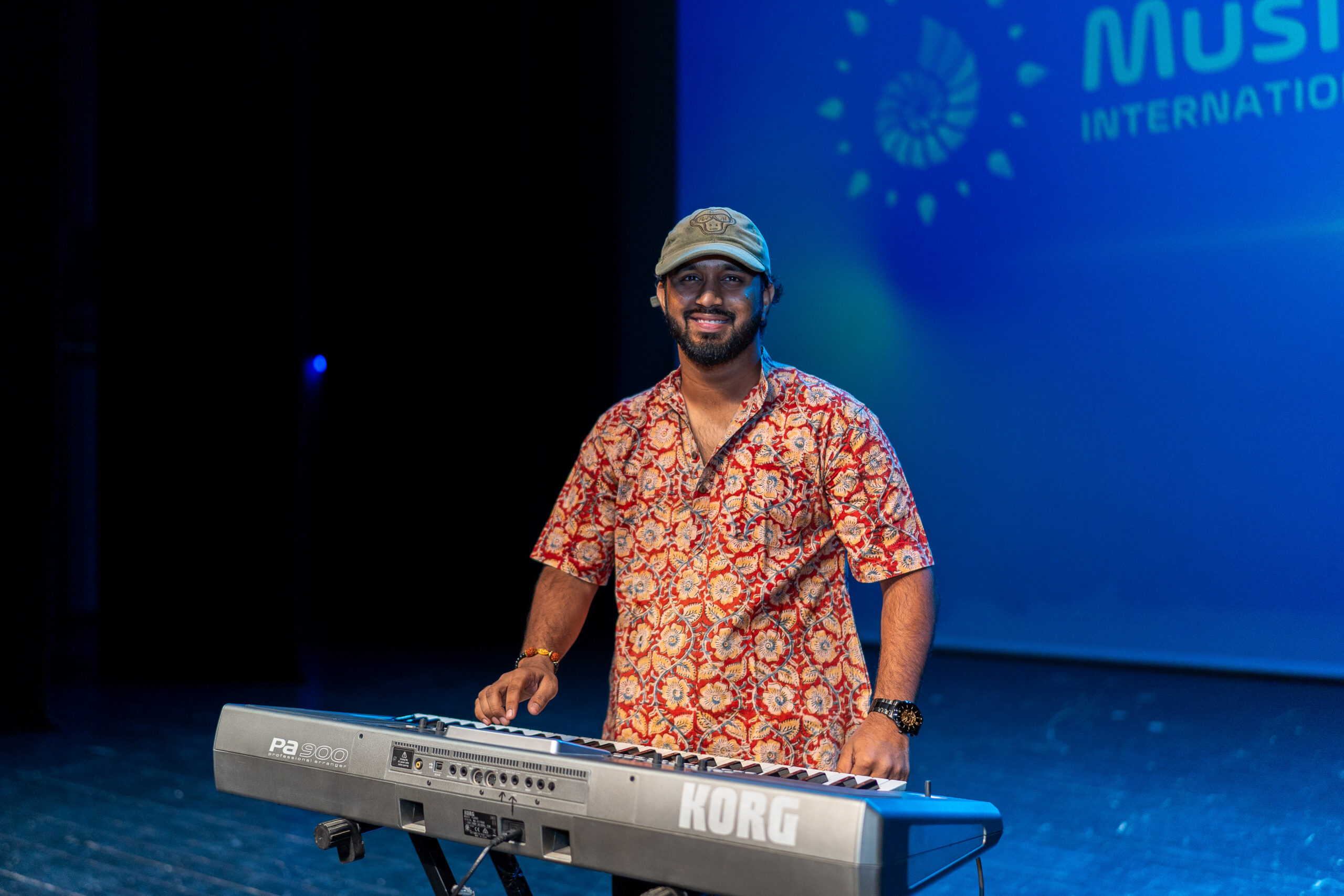 A musician with a keyboard on the Música del Mar stage, archive June 2025.